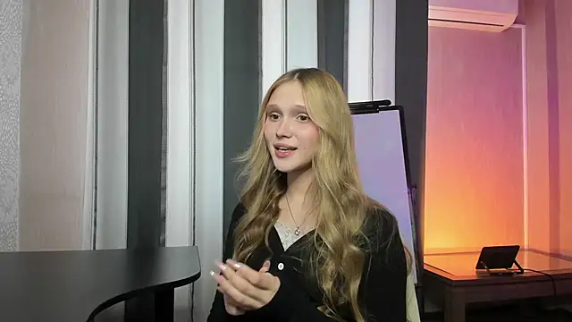 AdelineCrash online show from 15, 4, 2026