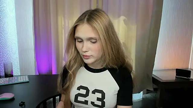 AdelineCrash online show from 27, 4, 2026