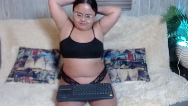 Luna  Cortez online show from 22, 4, 2026