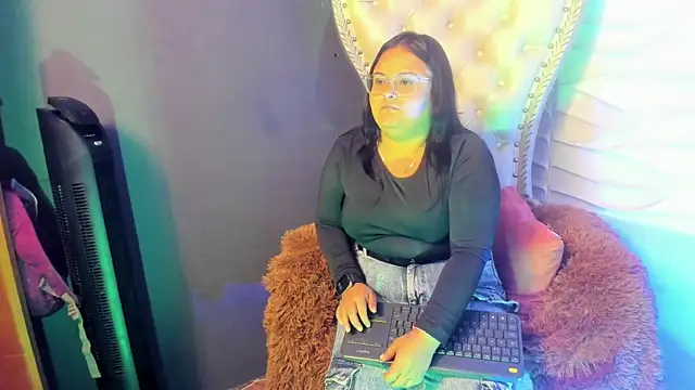 Luna  Cortez online show from 18, 5, 2026