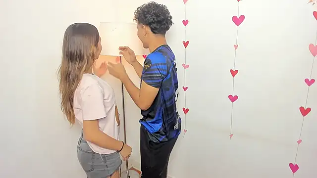 skinygirlcouple online show from 17, 4, 2026