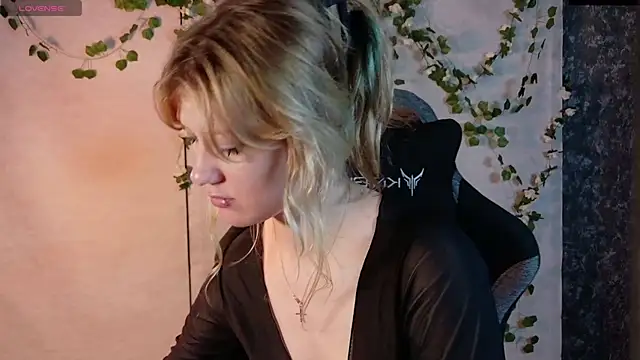 Snapshot of Lina_Wi chatting on 4, 7, 2026 Lina Wi online show from 4, 7, 2026