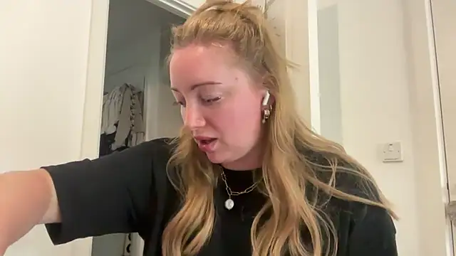 Snapshot of arielsweetieee chatting on 10, 6, 2026 arielsweetieee online show from 10, 6, 2026