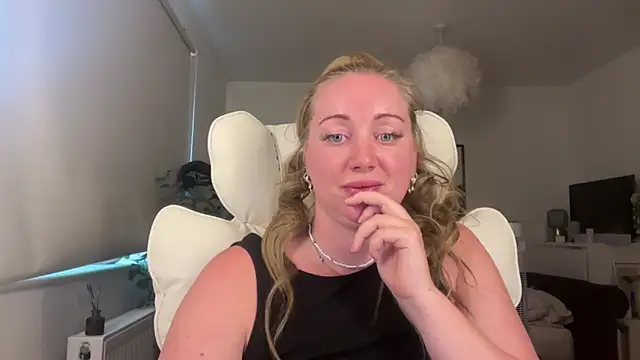 Snapshot of arielsweetieee chatting on 3, 6, 2026 arielsweetieee online show from 3, 6, 2026