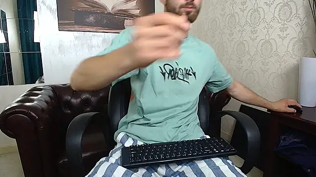 Snapshot of KyloEast chatting on 8, 7, 2026 KyloEast online show from 8, 7, 2026