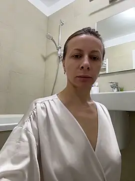 Mira Luna online show from 5, 5, 2026