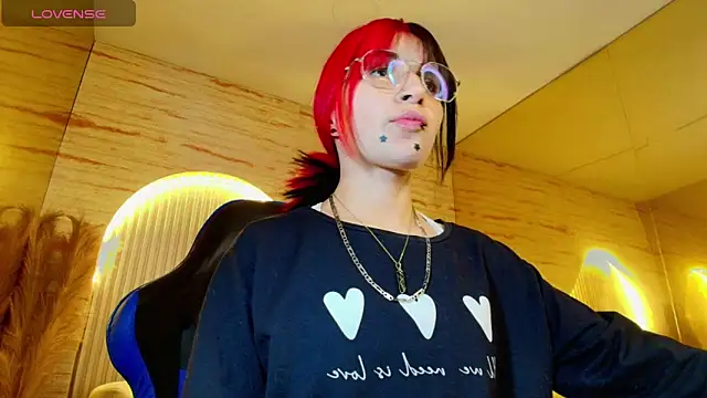 Snapshot of Moon_Red_r chatting on 10, 6, 2026 Moon Red r online show from 10, 6, 2026