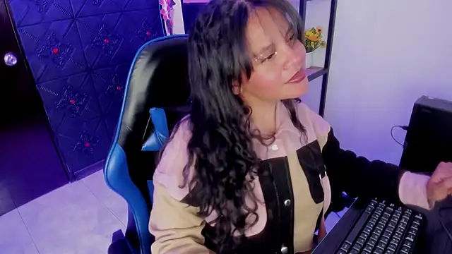 Snapshot of LilaVelvet chatting on 8, 5, 2026 LilaVelvet online show from 8, 5, 2026