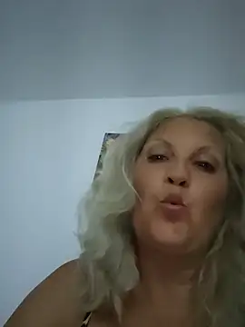 Snapshot of Divineblond chatting on 5, 7, 2026 Divineblond online show from 5, 7, 2026