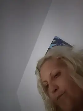 Snapshot of Divineblond chatting on 17, 7, 2026 Divineblond online show from 17, 7, 2026
