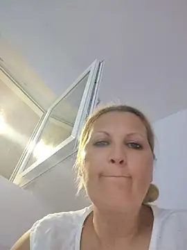 Snapshot of Divineblond chatting on 10, 6, 2026 Divineblond online show from 10, 6, 2026