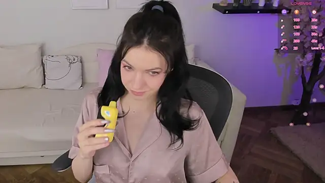Snapshot of Luna_Come chatting on 12, 6, 2026 Luna Come online show from 12, 6, 2026