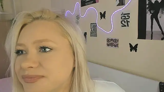 Snapshot of MidnightPoise chatting on 4, 6, 2026 MidnightPoise online show from 4, 6, 2026