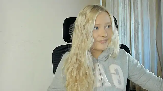 Snapshot of MidnightPoise chatting on 17, 6, 2026 MidnightPoise online show from 17, 6, 2026