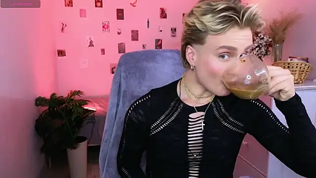 Snapshot of cumboydoll chatting on 8, 5, 2026 cumboydoll online show from 8, 5, 2026