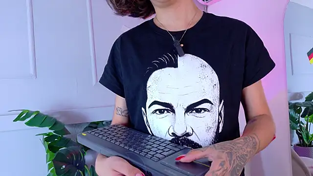 ZoeyPetit online show from 17, 7, 2026