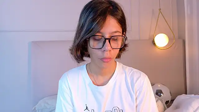 ZoeyPetit online show from 8, 7, 2026