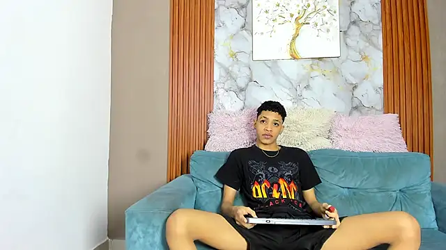 LOVE GUYS1 online show from 18, 5, 2026