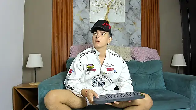 LOVE GUYS1 online show from 11, 5, 2026