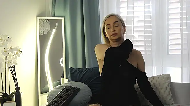 Snapshot of OrianaWade chatting on 8, 5, 2026 OrianaWade online show from 8, 5, 2026