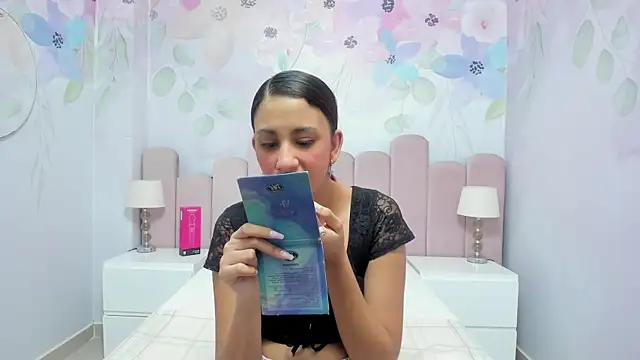 Snapshot of Miabloom19_ chatting on 24, 7, 2026 Miabloom19 online show from 24, 7, 2026