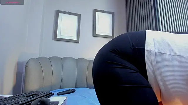 Snapshot of Roxanna_moore chatting on 7, 5, 2026 Roxanna moore online show from 7, 5, 2026