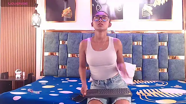 Mia konor06 online show from 15, 5, 2026
