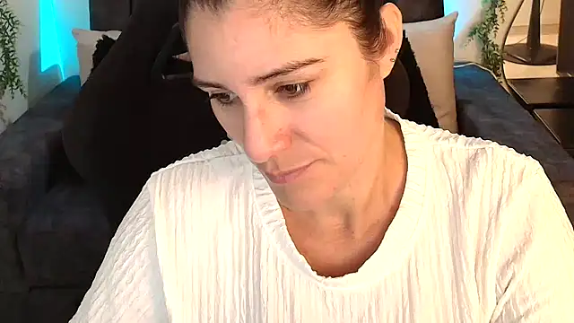 Snapshot of LUCYMILF_SEXY chatting on 31, 5, 2026 LUCYMILF SEXY online show from 31, 5, 2026
