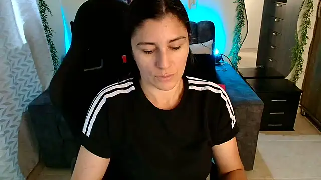 Snapshot of LUCYMILF_SEXY chatting on 12, 6, 2026 LUCYMILF SEXY online show from 12, 6, 2026