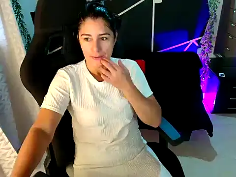 Snapshot of LUCYMILF_SEXY chatting on 6, 5, 2026 LUCYMILF SEXY online show from 6, 5, 2026