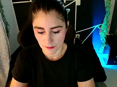 Snapshot of LUCYMILF_SEXY chatting on 11, 5, 2026 LUCYMILF SEXY online show from 11, 5, 2026