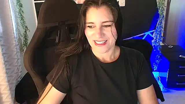 Snapshot of LUCYMILF_SEXY chatting on 18, 5, 2026 LUCYMILF SEXY online show from 18, 5, 2026
