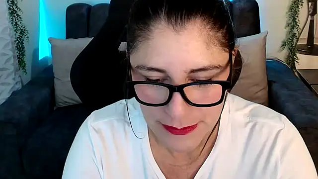 Snapshot of LUCYMILF_SEXY chatting on 6, 6, 2026 LUCYMILF SEXY online show from 6, 6, 2026