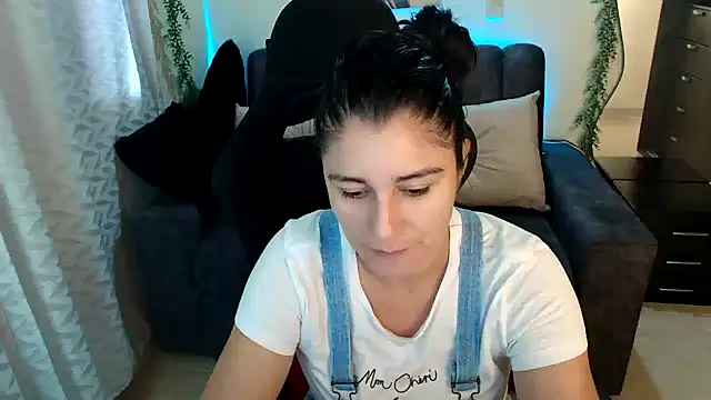 Snapshot of LUCYMILF_SEXY chatting on 7, 6, 2026 LUCYMILF SEXY online show from 7, 6, 2026