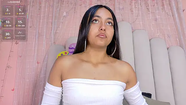 Hollyyqueen  online show from 17, 6, 2026