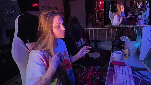 FuckinHotCouple1 online show from 18, 6, 2026