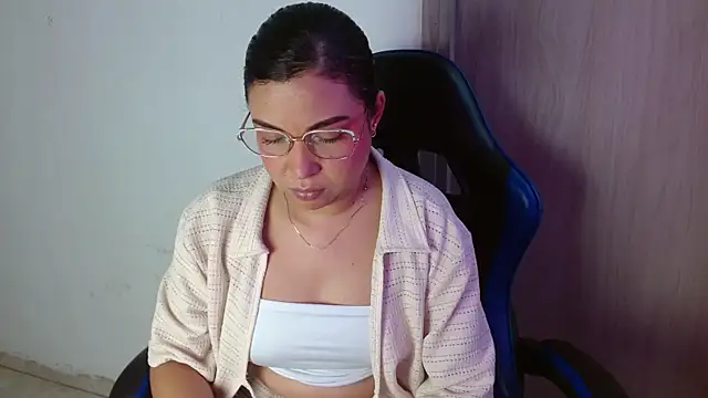 Snapshot of AliceSmity__ chatting on 2, 6, 2026 AliceSmity online show from 2, 6, 2026