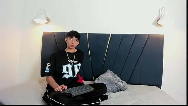Snapshot of ero_boy40 chatting on 17, 5, 2026 ero boy40 online show from 17, 5, 2026