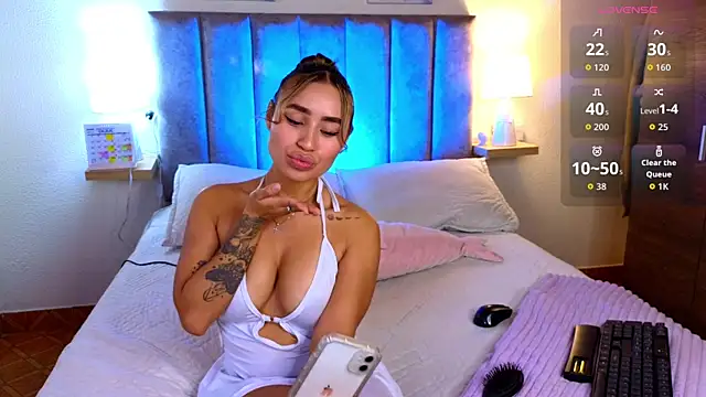 Victoria Hils online show from 14, 7, 2026