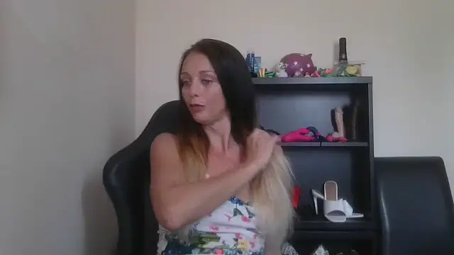 LouiseLovell online show from 4, 7, 2026