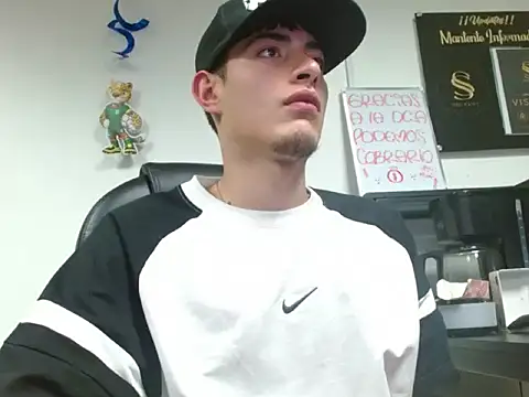 Snapshot of andylol330 chatting on 11, 7, 2026 andylol330 online show from 11, 7, 2026