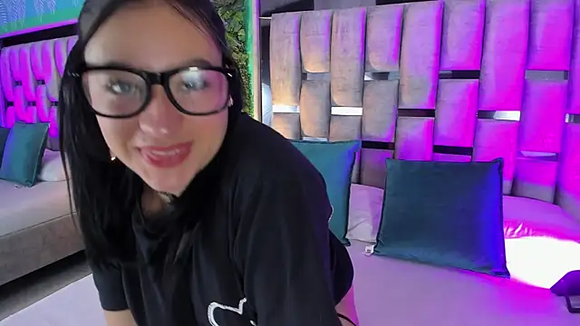 Snapshot of Emilye_rousee chatting on 28, 5, 2026 Emilye rousee online show from 28, 5, 2026