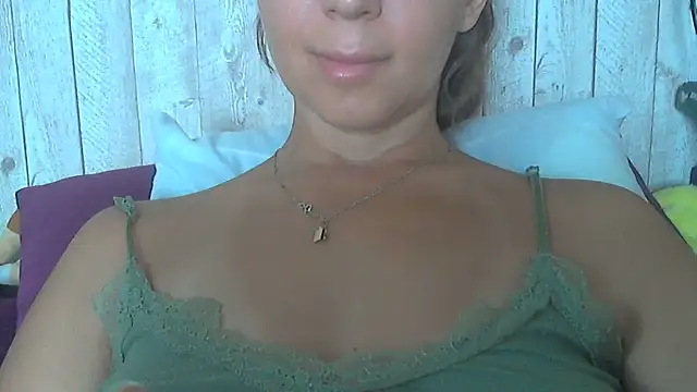 Snapshot of Bella--White chatting on 5, 7, 2026 Bella--White online show from 5, 7, 2026