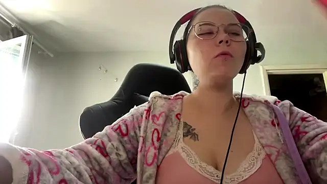 Redhair girl online show from 4, 6, 2026