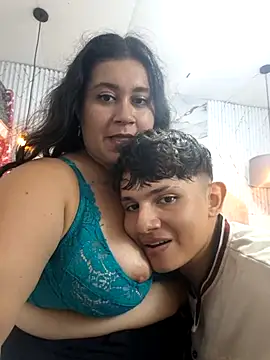 Snapshot of ParejaCurvy20 chatting on 19, 5, 2026 ParejaCurvy20 online show from 19, 5, 2026