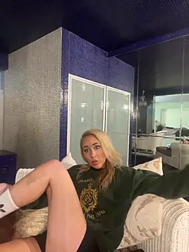 Snapshot of MirrorMia chatting on 19, 5, 2026 MirrorMia online show from 19, 5, 2026