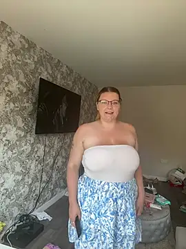 Snapshot of LucieLouBabe chatting on 9, 7, 2026 LucieLouBabe online show from 9, 7, 2026
