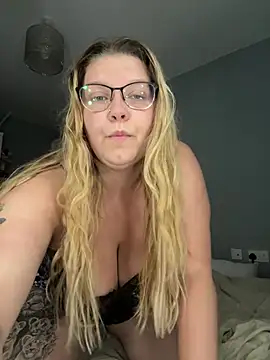 Snapshot of LucieLouBabe chatting on 7, 6, 2026 LucieLouBabe online show from 7, 6, 2026