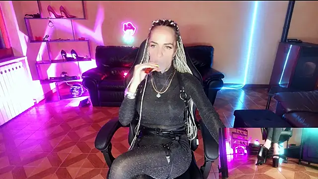 Monicamaxwell online show from 11, 6, 2026