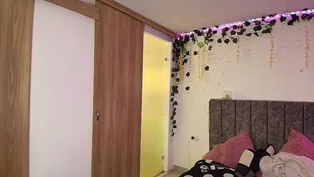 Snapshot of andraa_rossee chatting on 3, 6, 2026 andraa rossee online show from 3, 6, 2026